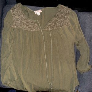 Mid sleeve, flowy blouse